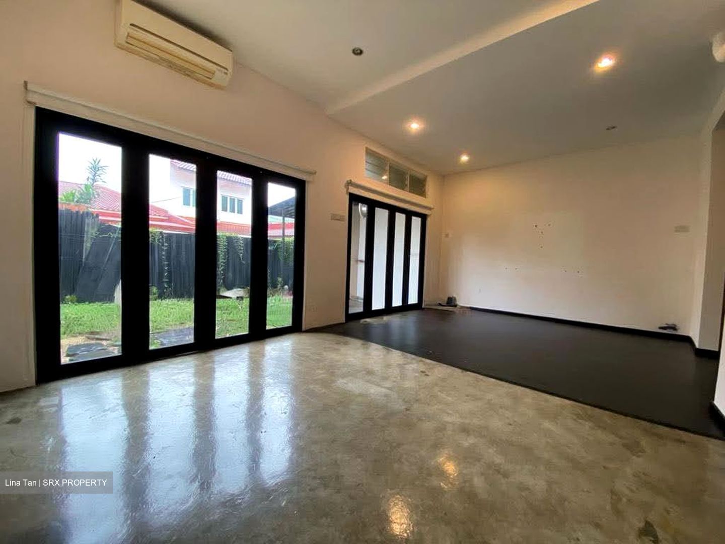 Airport Boulevard (D17), Terrace #565027331